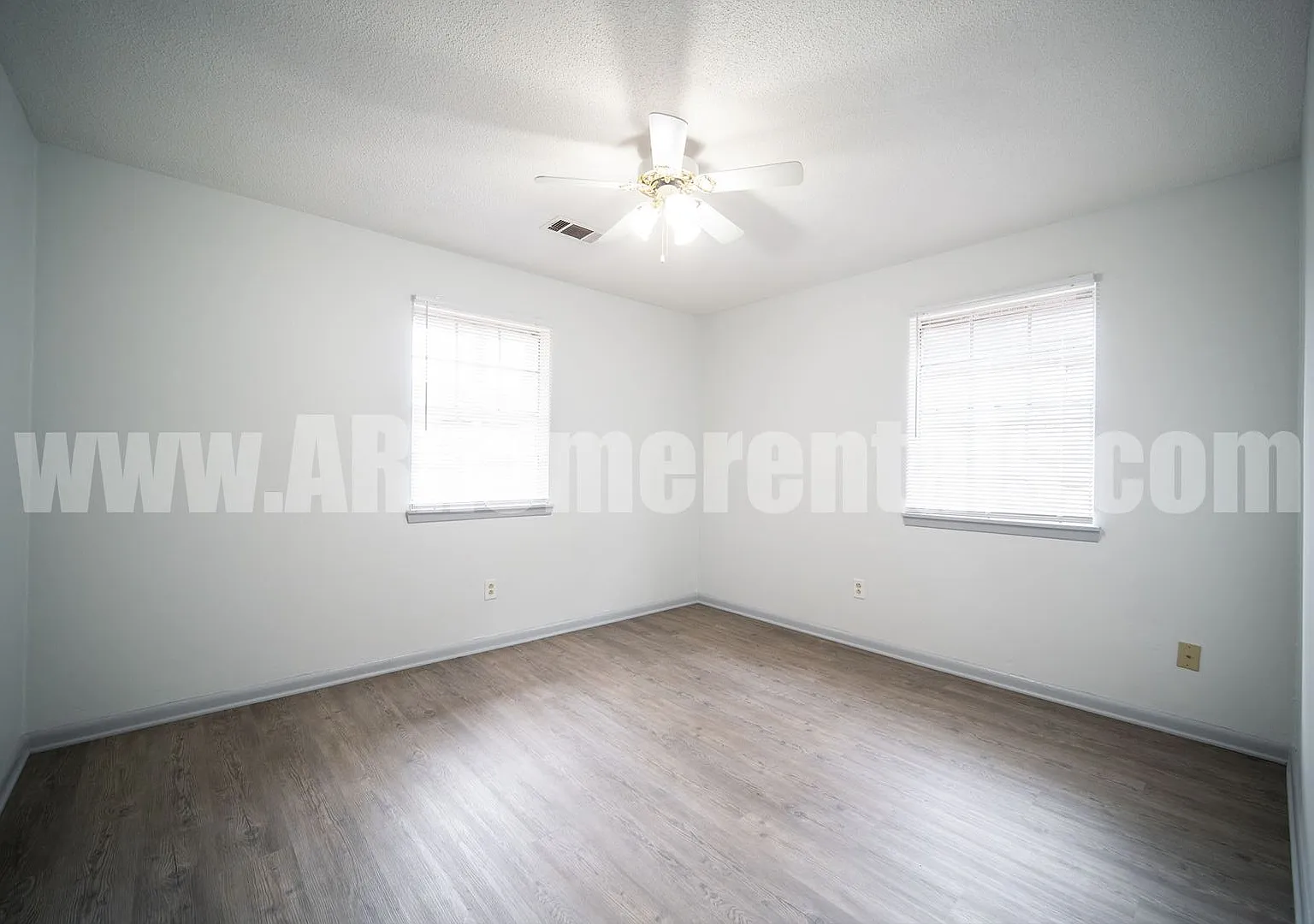 8209 Woodview Drive East — Photo 4