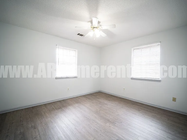 8209 Woodview Dr E — Photo 4