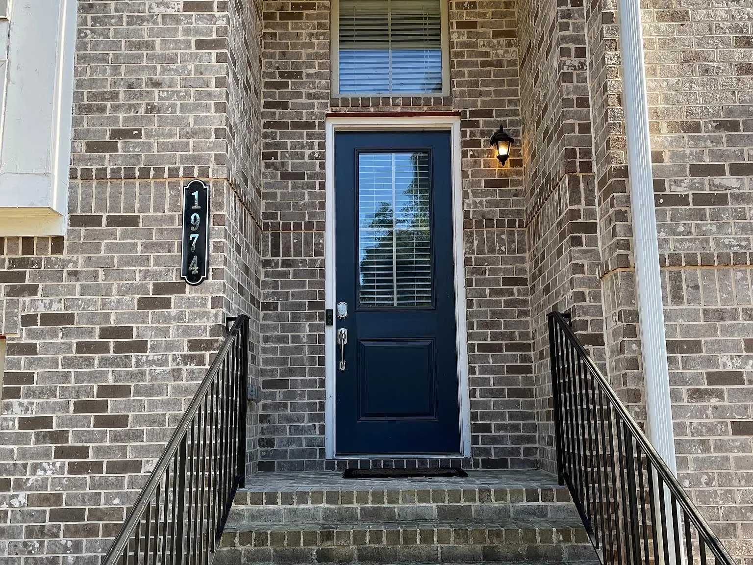 1974 Devonwood Dr — Photo 3