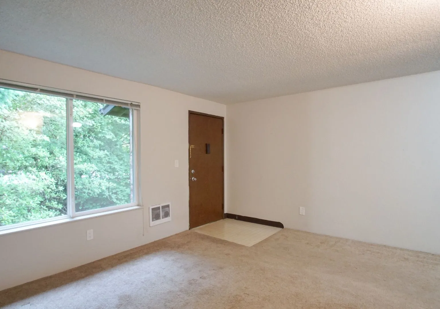 Great 1Bdr Multnomah Village Ready Soon w NEW Flooring! — Photo 4