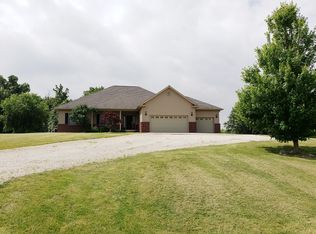 25401 Longview Rd, Hopedale, IL 61747