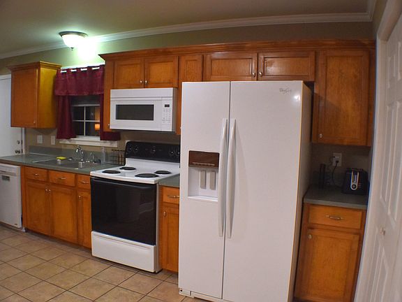 Kitchen. All appliances stay
