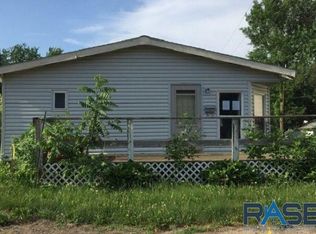 809 E 7th St, Dell Rapids, SD 57022