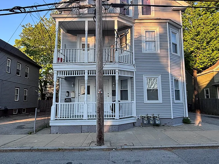 Lowell Ave — Photo 1