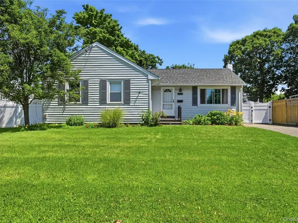 49 Bacon Lane, Babylon, NY 11702