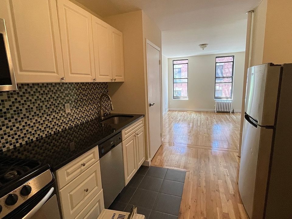 1st image of 423 W 45th St #3