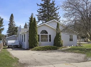 230 N 5th Ave, Walworth, WI 53184
