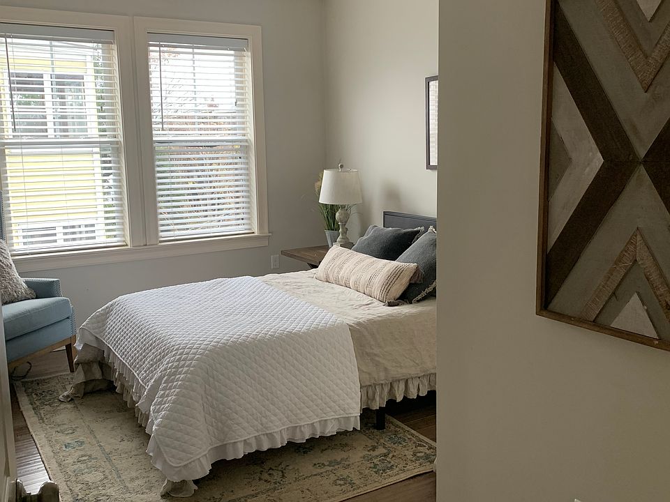 Furnished room for rent, full size bed