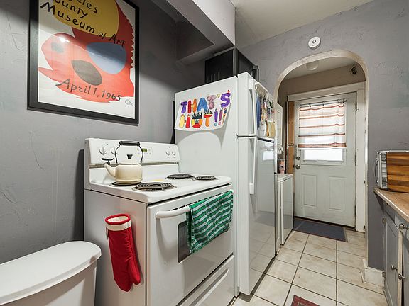 Kitchen w/ stove & refrigerator