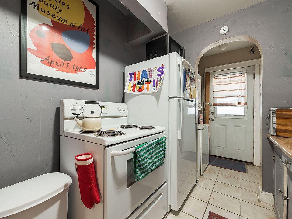 Kitchen w/ stove & refrigerator