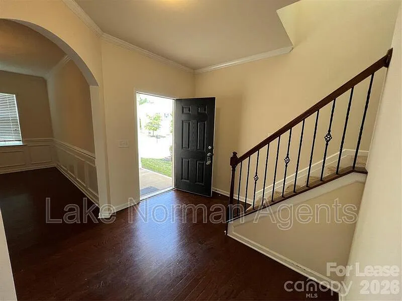 5 bed, 2.5 bath, 2540 sqft, $2,799 — Photo 3