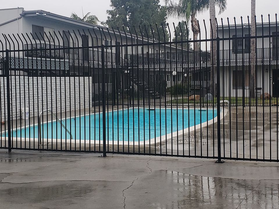2nd image of 5500 Ackerfield Ave Unit 406