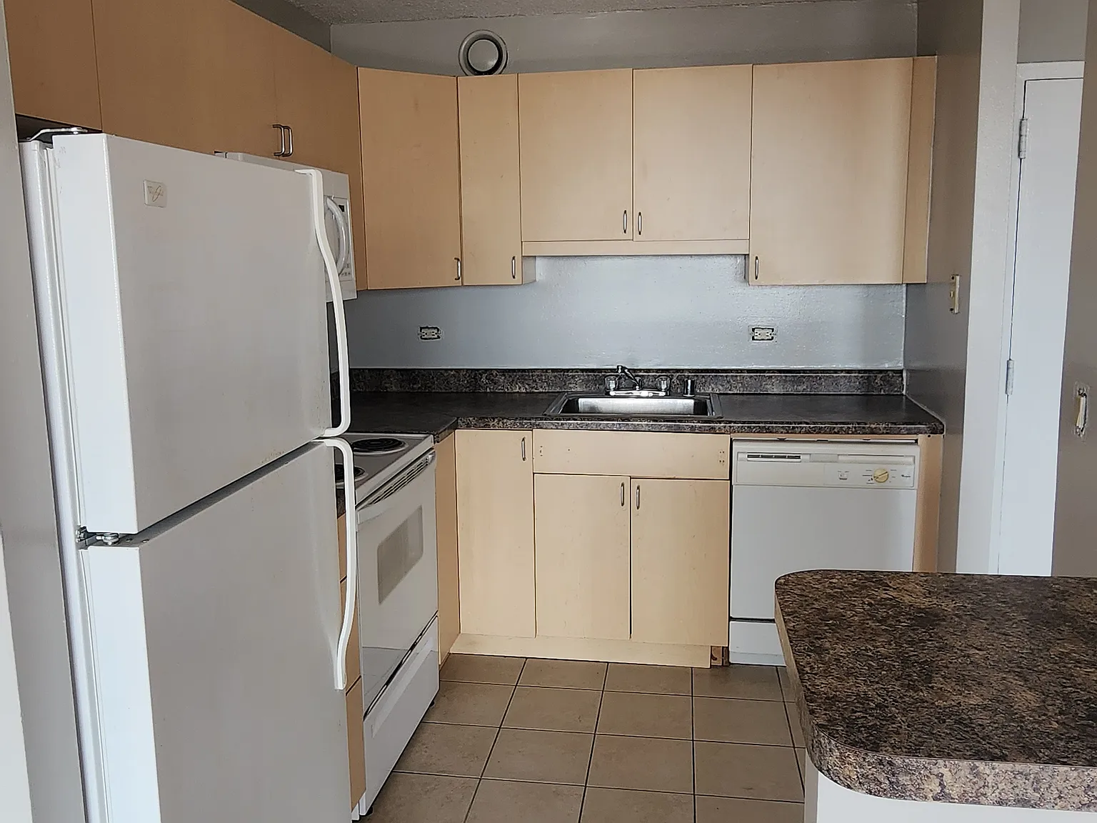 2 bed, 2.0 bath, 968 sqft, $3,155 — Photo 2