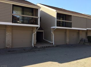 8 Overlook Dr, Clinton, NJ 08809