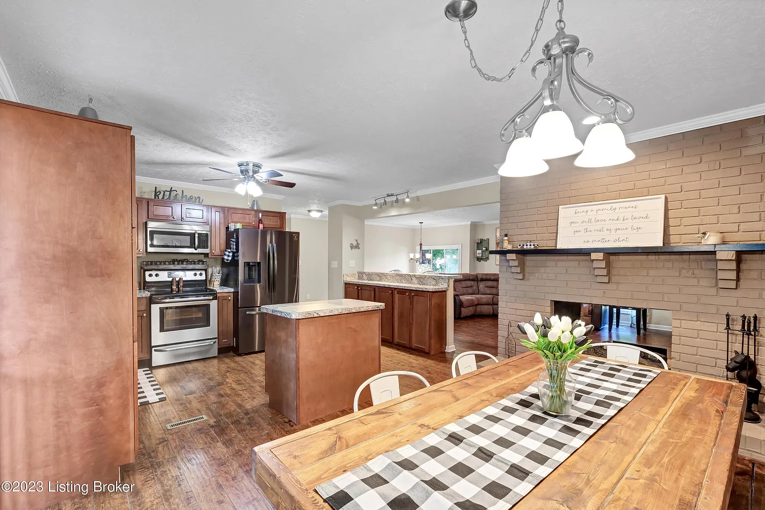 202 Mockingbird Ln photo 1