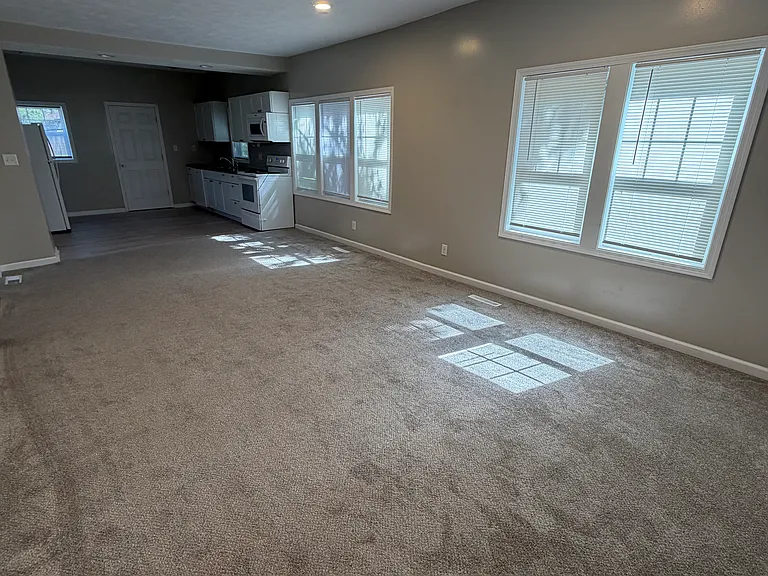 1040 Park Ave — Photo 5