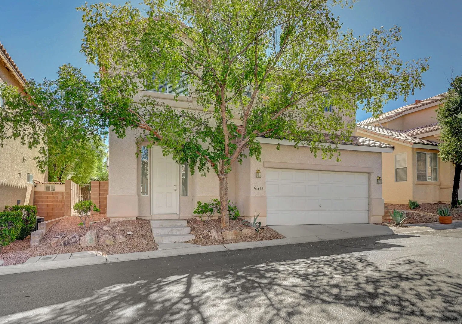 Spacious 3-bedroom with huge loft, 2.5-bath home located in the gated Stonecliff community — Photo 2