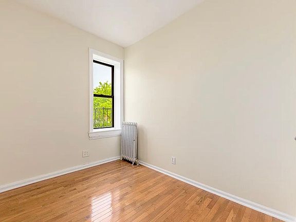 5th image of 300 12th St APT 17