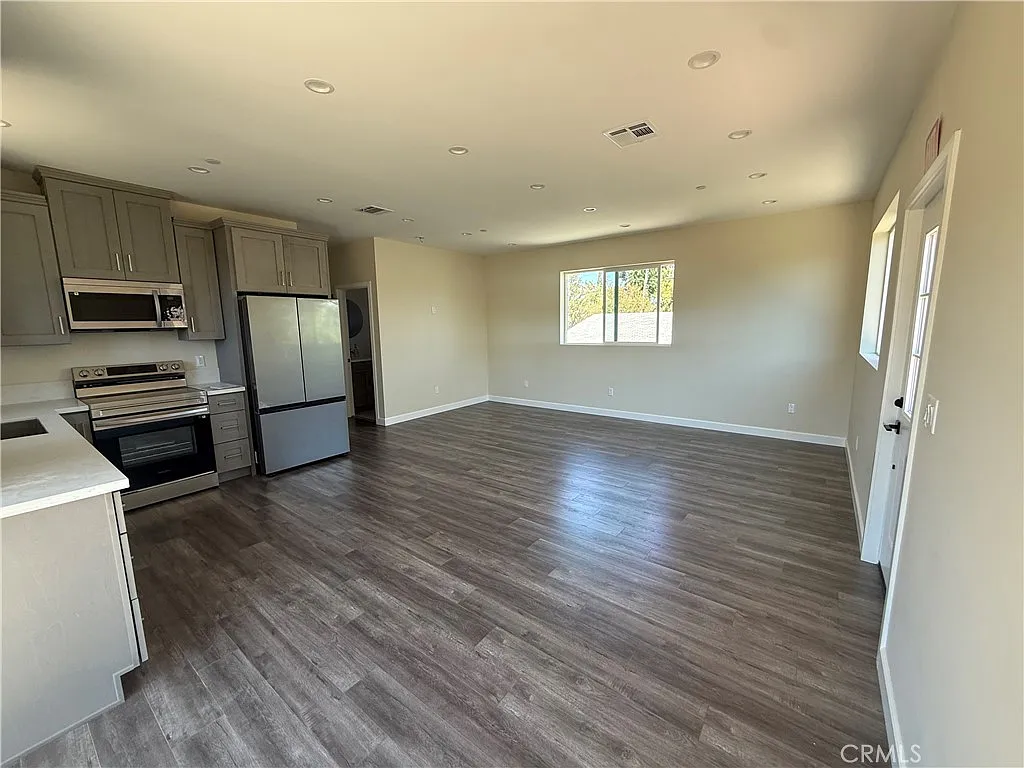 2 bed, 800 sqft, $2,600 — Photo 2
