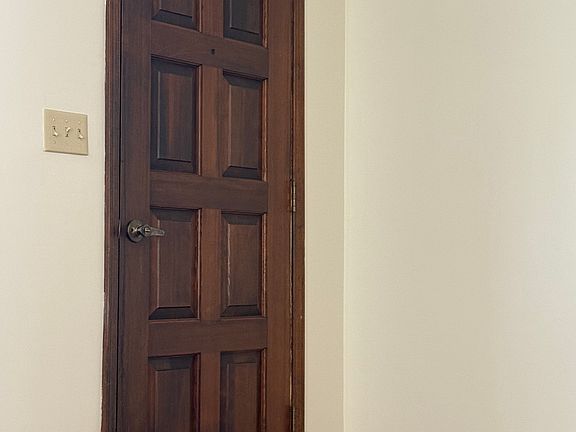 3rd image of 325 Woodlawn Ave