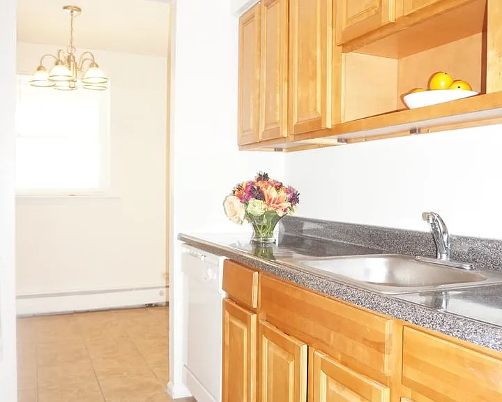 Ridgeway Court Apartments — Photo 5