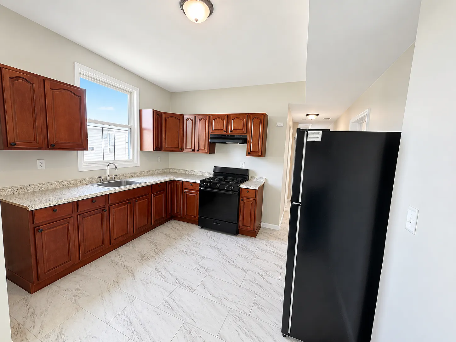 3 bed, 1200 sqft, $2,095 — Photo 3