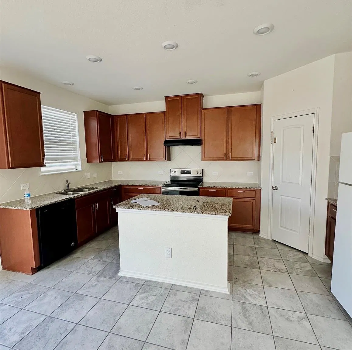 5 bed, 3.5 bath, 2491 sqft, $2,600 — Photo 3