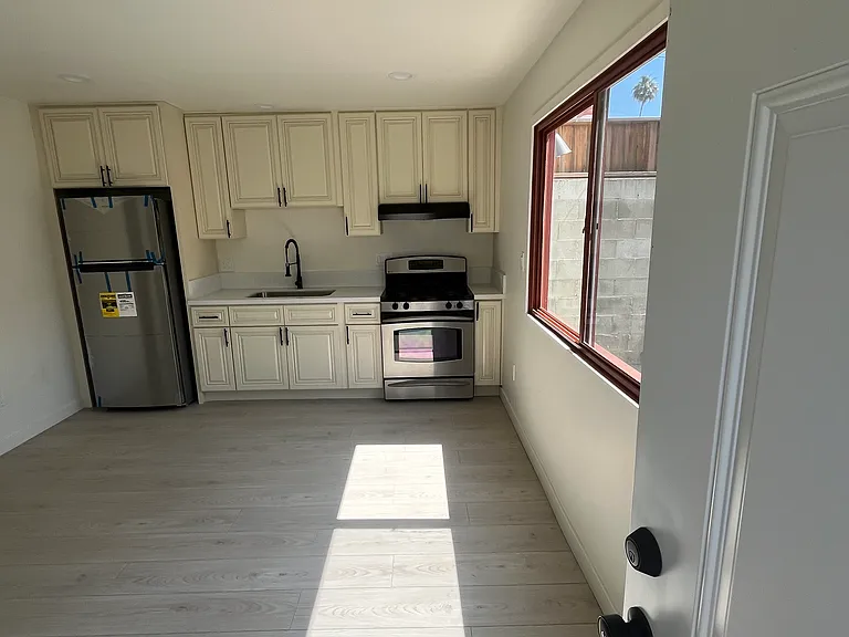 14629 Haynes St — Photo 8