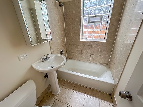 4th image of 1214 1/2 W Waveland Ave #1