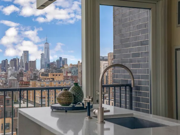 300 E 23rd St, New York, NY 10010