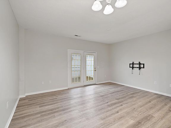 5th image of 683 Pondview Dr #35
