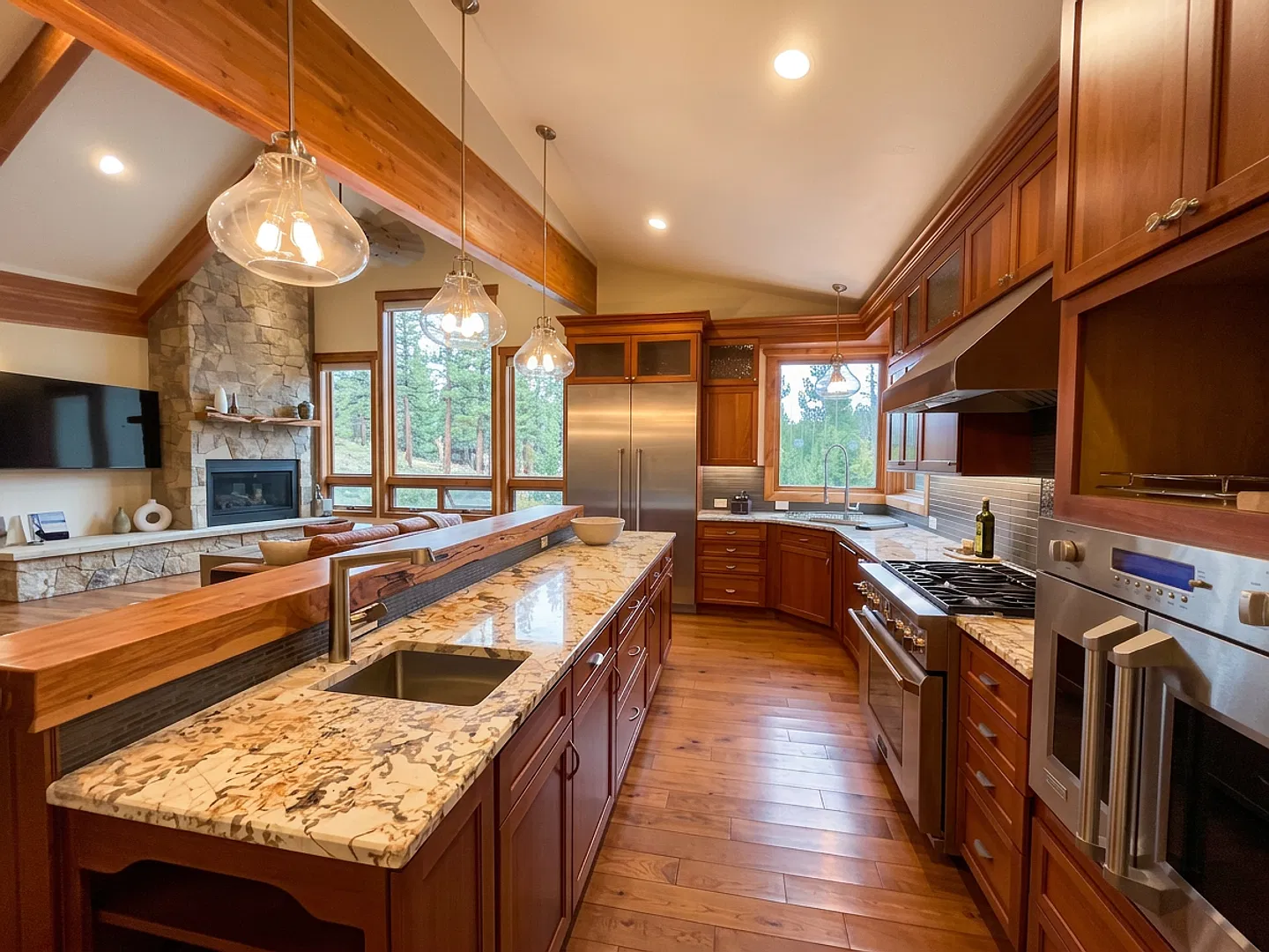 Spacious 3 Bedroom Breckenridge Home with 2-Car Garage, Hot Tub & Dog Run — Photo 2