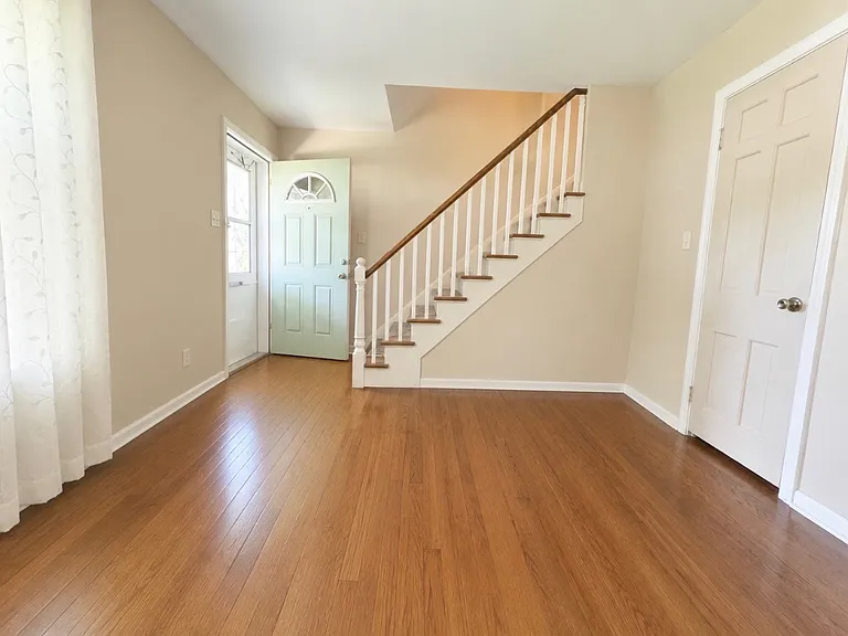 244 Beacon Pl — Photo 4