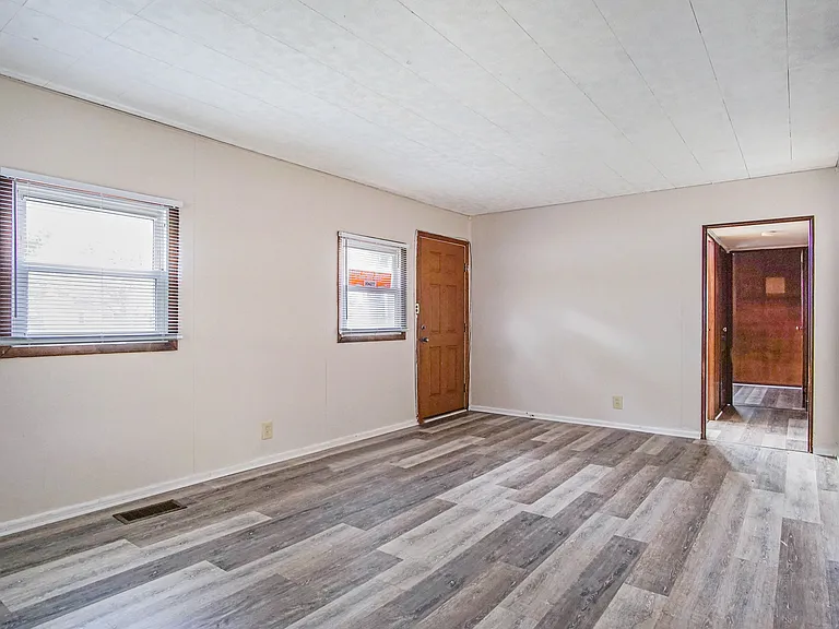 139 E Chippewa Ave — Photo 3