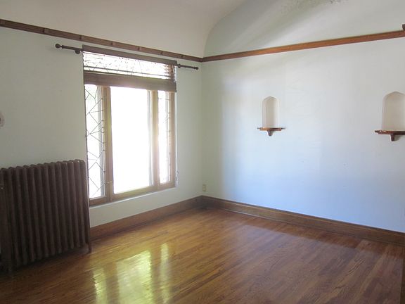 2nd image of 940 S Fairview Ave