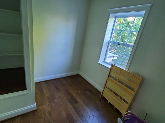 "Crib" Room with closet available to tenant solely