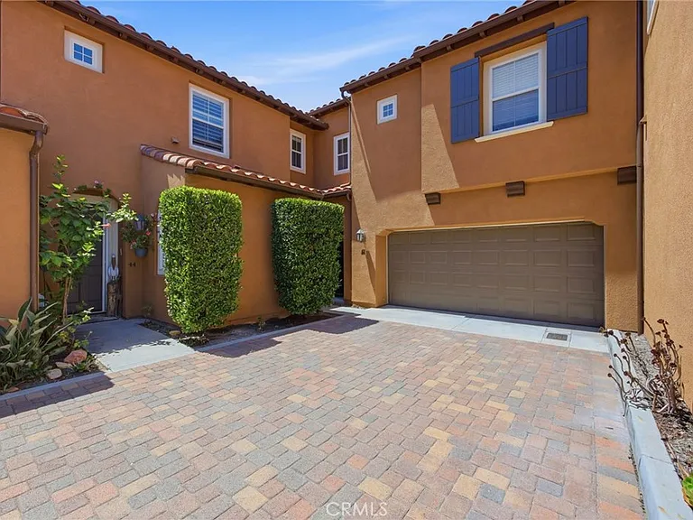 42 Paseo Vis — Photo 1
