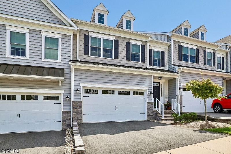 1st image of 11 Hickory Ct