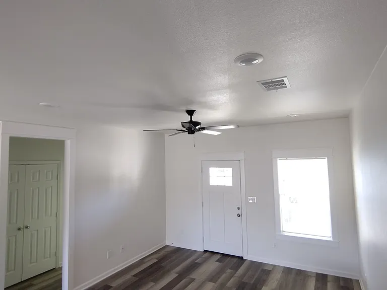 611 N Border Ave #300 — Photo 3