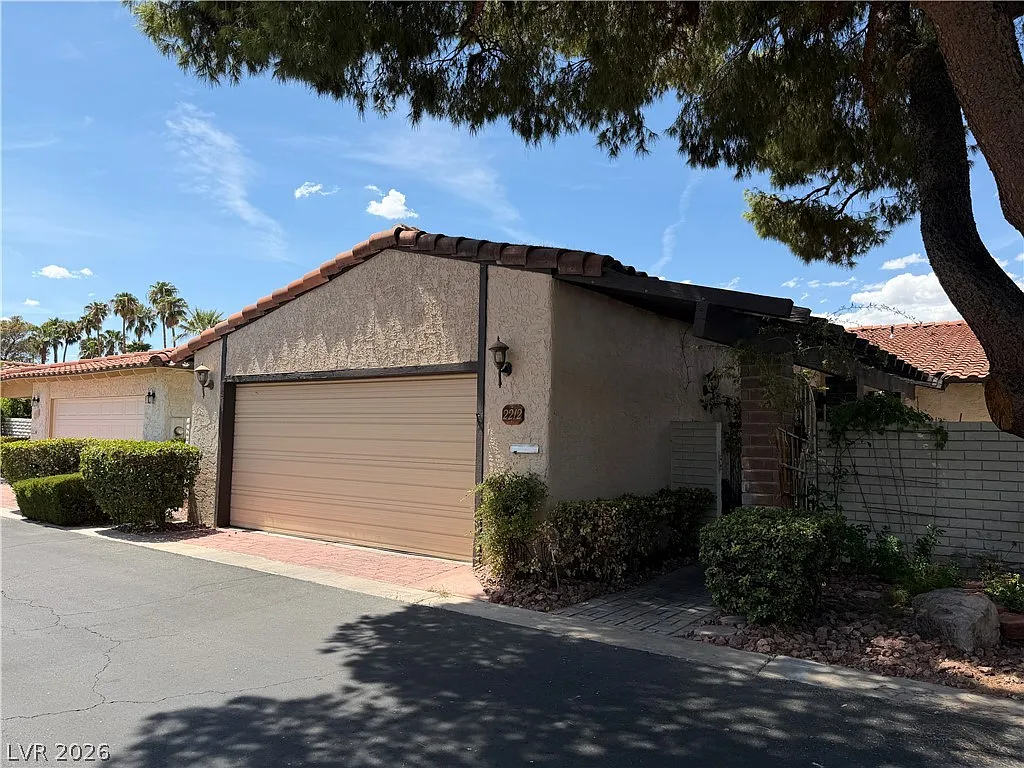 3 bed, 3.0 bath, 2342 sqft, $2,195 — Photo 2