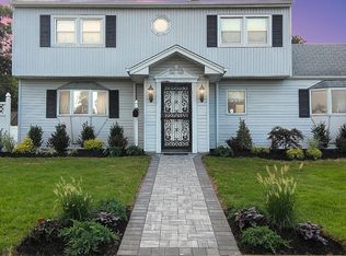 3 Lilac Ln, Levittown, NY 11756