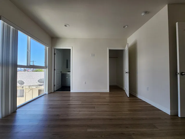 1147 N Kenmore Ave — Photo 20