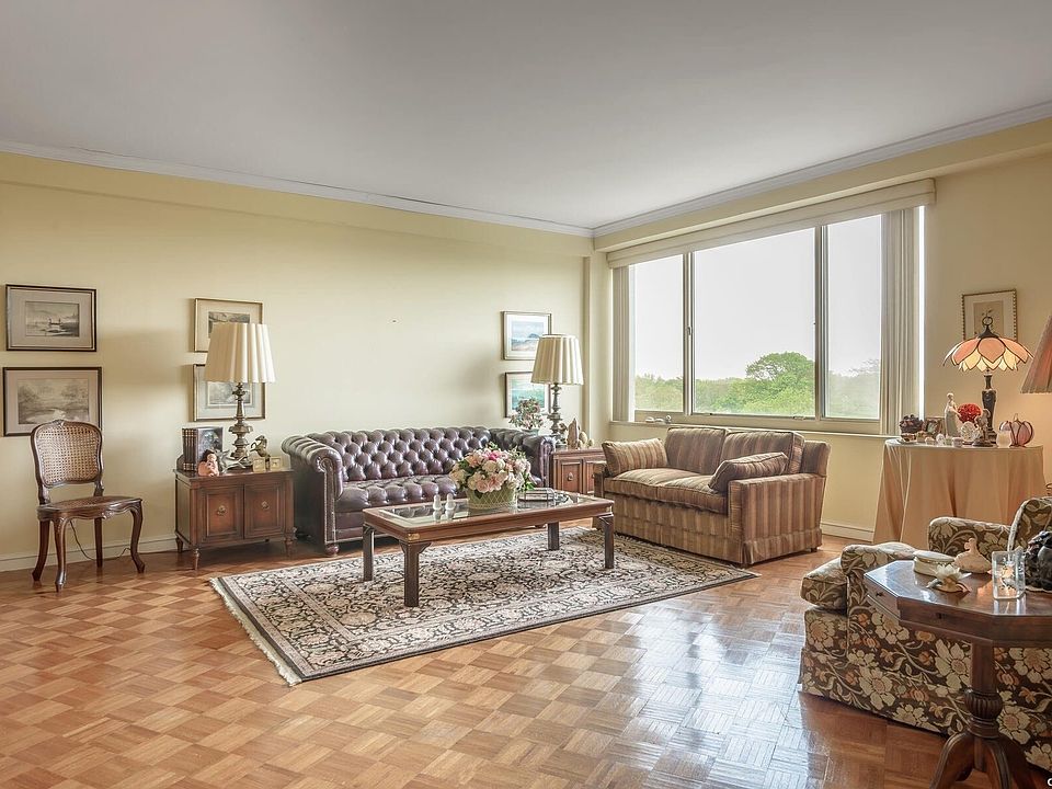 100 Hilton Ave Garden City NY Zillow