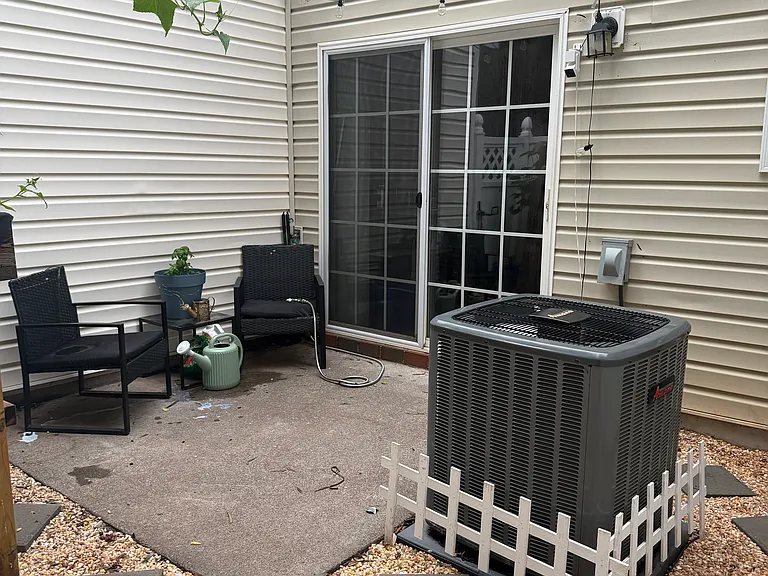225 Pawley Ave — Photo 5