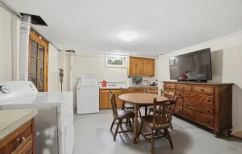 65 W Park Ave — Photo 17