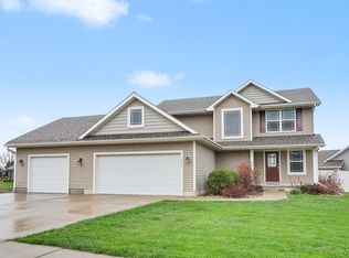 1119 Oakwood Dr, Pella, IA 50219