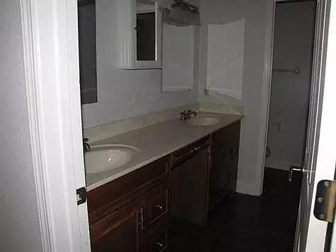 1st image of 1520 Woodsglen Dr