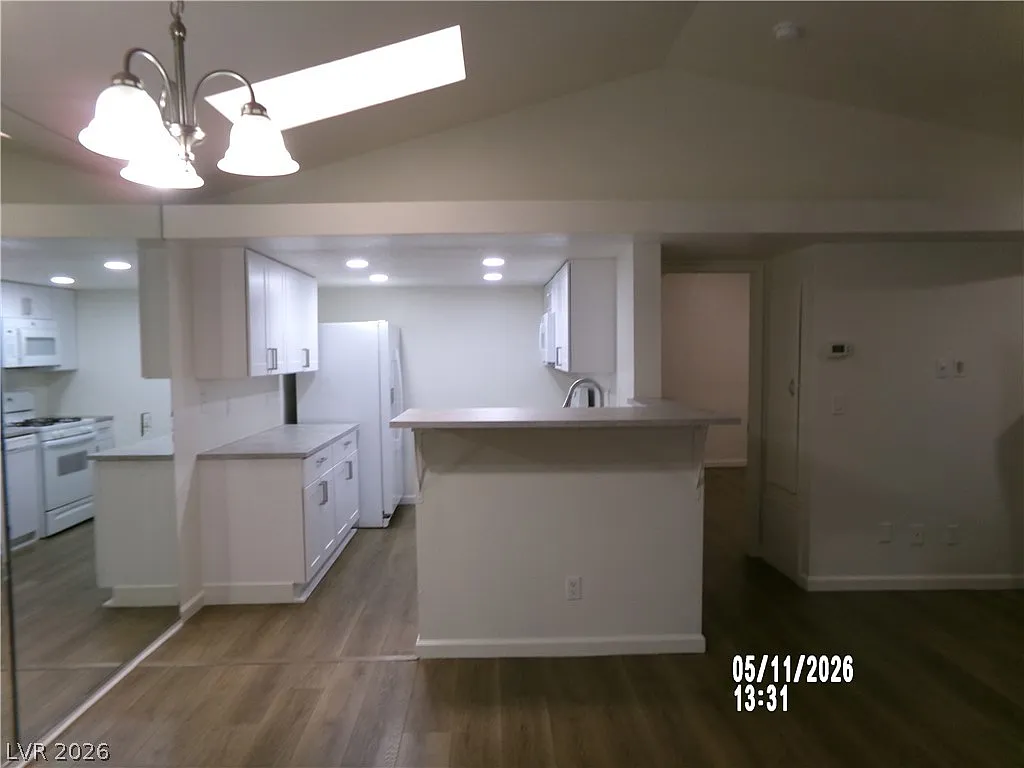 2 bed, 2.0 bath, 998 sqft, $1,599 — Photo 3
