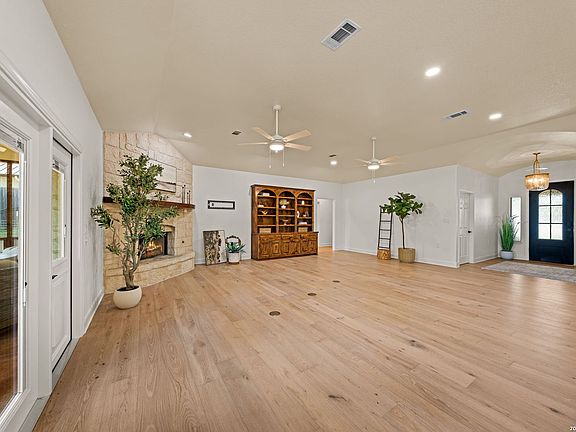 4th image of 140 Oak Hampton Trail