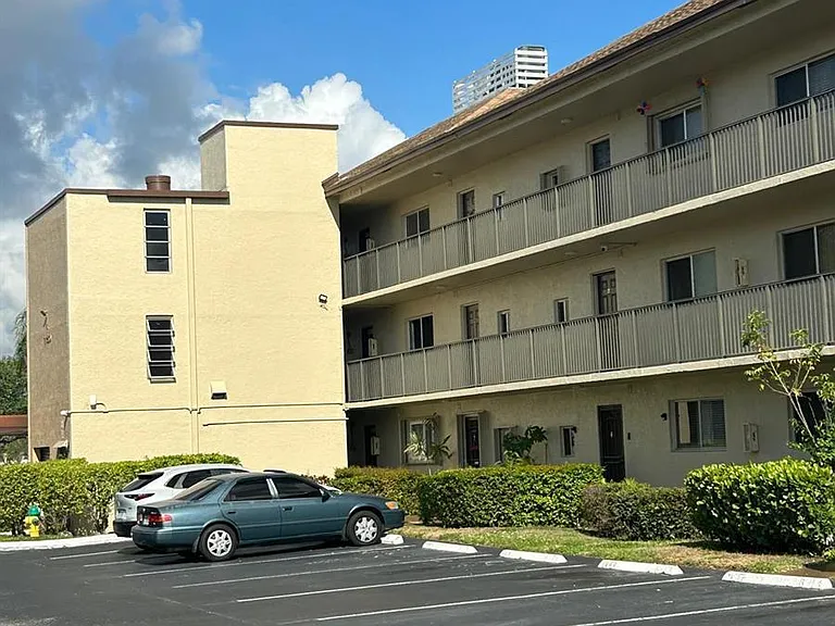 7860 NW 50th St #305 — Photo 18